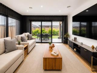 Spacious 4-Bedroom Family Home in Manor Lakes - 7