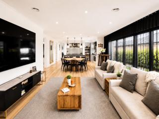 Spacious 4-Bedroom Family Home in Manor Lakes - 5