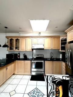 Sunny and Spacious Apartment - steps to Lansdowne station - 2