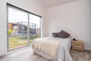 Beachy Dreams - modern, sunny in quiet cul-de-sac - 1