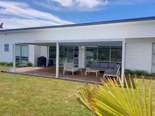 Beachy Dreams - modern, sunny in quiet cul-de-sac - 0