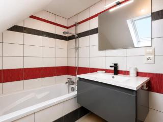 2-bedroom apartment, 2 bathrooms, wifi & garage - 6