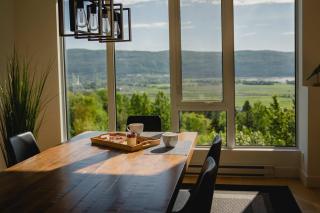 Elegant Condo - Balcony Pool & Stunning View - 4