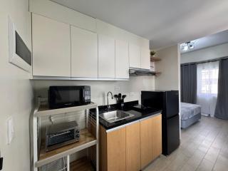 Cozy Corner Studio Unit with Pool View by Kawzy Korner - 2