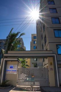 Cozy beach-close 1BR with pool, gym and parking - 8