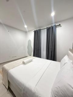 Cozy beach-close 1BR with pool, gym and parking - 6