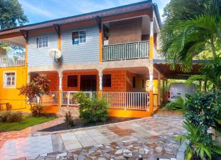Maison charmante à Pointe Noire, vue montagne, jardin privé - 9