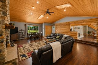 Spacious 4BR Cabin • Sleeps 12 • Games •Near Dells - 8
