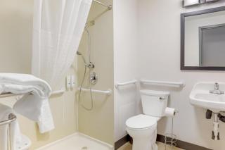 Red Lion Inn & Suites Bucyrus North - 1