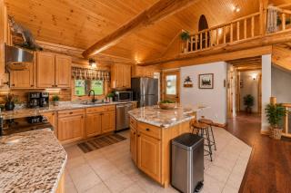 Spacious 4BR Cabin • Sleeps 12 • Games •Near Dells - 1