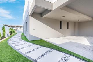 Luxe 6BR Semi-Detached Villa Steps from the Lagoon - Dubai - 3