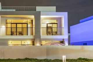 Luxe 6BR Semi-Detached Villa Steps from the Lagoon - Dubai - 4