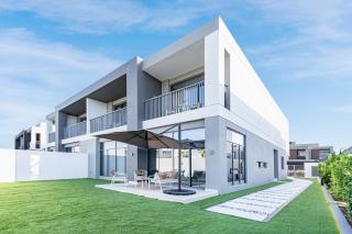 Luxe 6BR Semi-Detached Villa Steps from the Lagoon - Dubai - 5