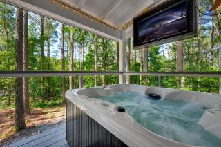 Futuristic Luxury Pod with Hot Tub Near Beavers Bend State Park, Oklahoma - 8