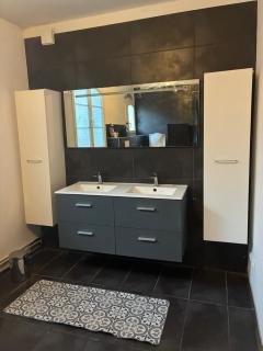 T2 60 m2 vue dégagée dans maison individuelle avec piscine - 1