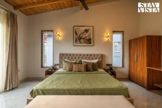 StayVista at Crestwood Villa with Jacuzzi, BBQ & Bonfire - 2