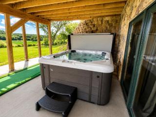 Spacious 4BR Cabin • Sleeps 12 • Games •Near Dells - 4