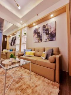 Hotel Ambiance AIR Ayala Makati Balcony Netflix - 9