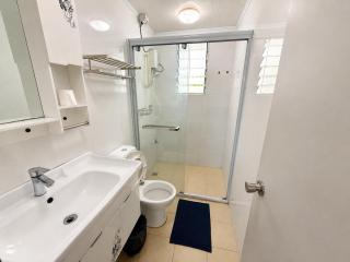 Two bedroom -King sized bedroom-Free parking - 2