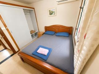 Two bedroom -King sized bedroom-Free parking - 1