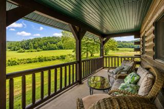 Spacious 4BR Cabin • Sleeps 12 • Games •Near Dells - 2