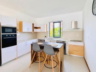 Bright 2BR Apartment Terrace & Pool Grand Baie - 6