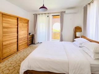 Bright 2BR Apartment Terrace & Pool Grand Baie - 4
