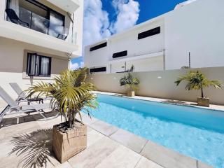 Bright 2BR Apartment Terrace & Pool Grand Baie - 9