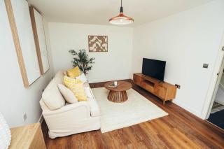 Spacious 4BR Home with Huge Garden in Mickleover - 4