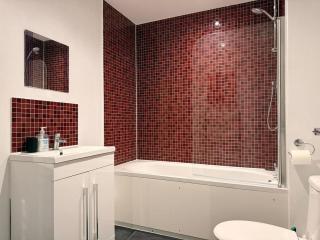 Stylish Family Home, 4-BDR & Sleeps 7 Comfortably - 6