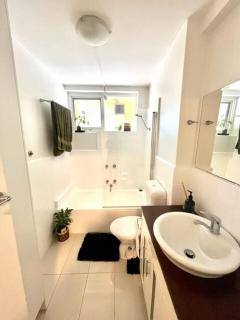 St Kilda Escape with Large Courtyard Private Parking - 8