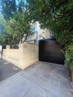 St Kilda Escape with Large Courtyard Private Parking - 4