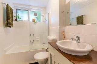 St Kilda Escape with Large Courtyard Private Parking - 3