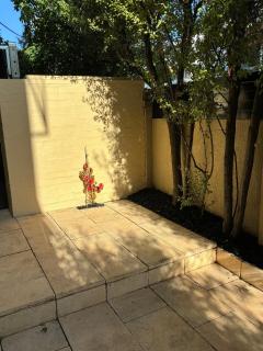 St Kilda Escape with Large Courtyard Private Parking - 2