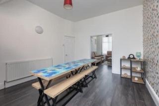 Blackpool 5-Bed Sleeps 10 Pet Friendly & Parking - 9