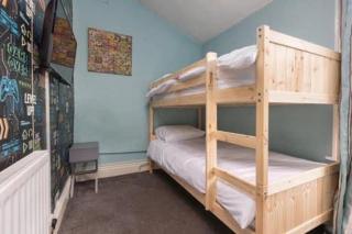 Blackpool 5-Bed Sleeps 10 Pet Friendly & Parking - 5