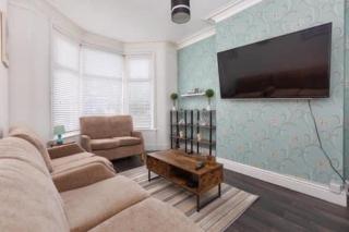 Blackpool 5-Bed Sleeps 10 Pet Friendly & Parking - 4