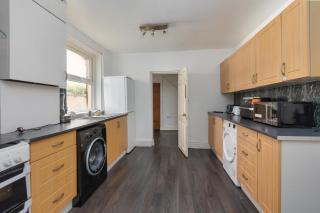 Blackpool 5-Bed Sleeps 10 Pet Friendly & Parking - 8