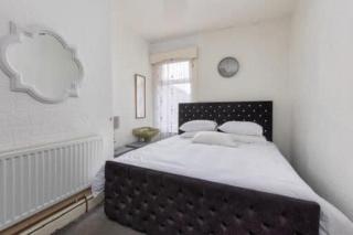 Blackpool 5-Bed Sleeps 10 Pet Friendly & Parking - 5