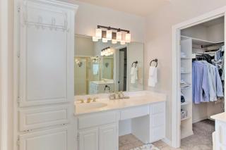 4-BR Upscale Suburban Home with Private Pool - 8