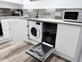 4th Floor Central Flat With Balcony - Pass the Keys - 3