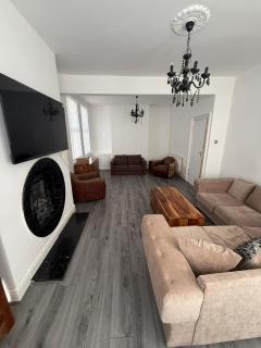 Edge Grove- 3 Bedroom with on street parking - 7