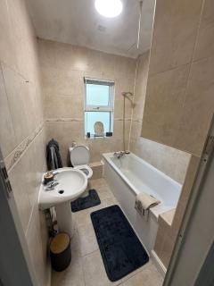 Edge Grove- 3 Bedroom with on street parking - 5