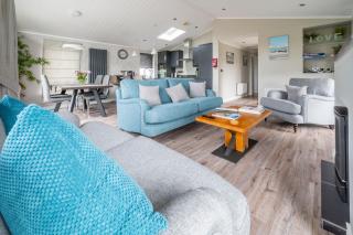 Field Lodge - 2