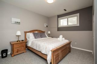 Spacious Oasis 2 bed suite with private entrance - 6