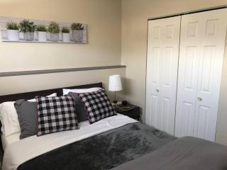 Spacious Oasis 2 bed suite with private entrance - 5