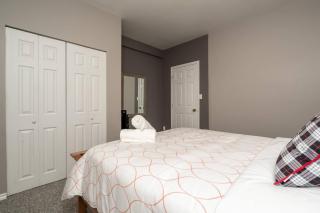 Spacious Oasis 2 bed suite with private entrance - 3