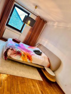 Private room with king size bed - shared bathroom - 8