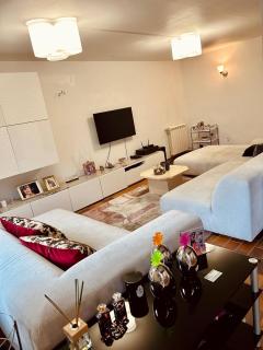 Private room with king size bed - shared bathroom - 7