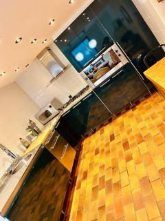 Private room with king size bed - shared bathroom - 4
